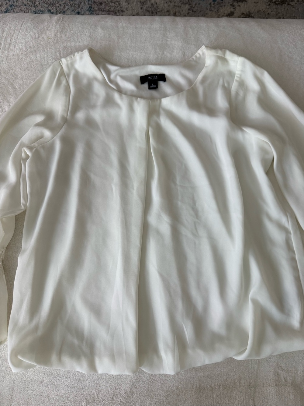 white AGB brand long-sleeve blouse with a round neckline Large D89